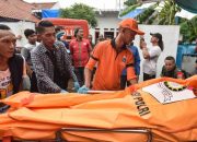 Petugas mengevakuasi jenazah korban dalam kasus kematian satu keluarga di kawasan Warakas, Tanjung Priok, Jakarta Utara, untuk proses penyelidikan lebih lanjut.