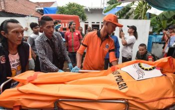 Petugas mengevakuasi jenazah korban dalam kasus kematian satu keluarga di kawasan Warakas, Tanjung Priok, Jakarta Utara, untuk proses penyelidikan lebih lanjut.