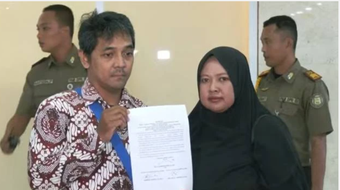 Pasangan suami istri menunjukkan dokumen terkait proses perkara kasus pengejaran pelaku penjambretan di Sleman saat berada di kantor penegak hukum.