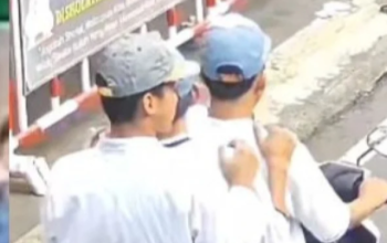 Tiga pelajar terduga pelaku penyiraman air keras terekam kamera CCTV saat melintas menggunakan sepeda motor di kawasan Cempaka Putih Barat, Jakarta Pusat.