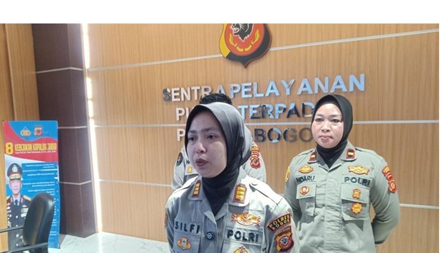 Kasatres PPA-PPO Polres Bogor AKP Silfi Adi Putri memberikan keterangan kepada media di Sentra Pelayanan Kepolisian Terpadu (SPKT) Polres Bogor.