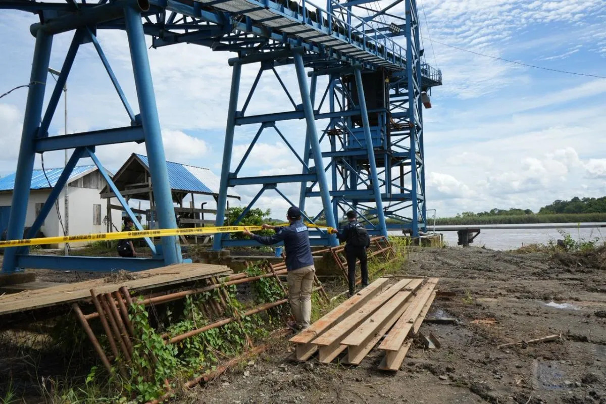 Petugas Penegakan Hukum Kementerian Lingkungan Hidup (Gakkum KLH) melakukan penyegelan terhadap dua perusahaan di wilayah Sungai Mahakam, Kutai Kartanegara, Kalimantan Timur, yang diduga tidak memiliki izin lingkungan dan mencemari sungai, Sabtu (7/2/2026).