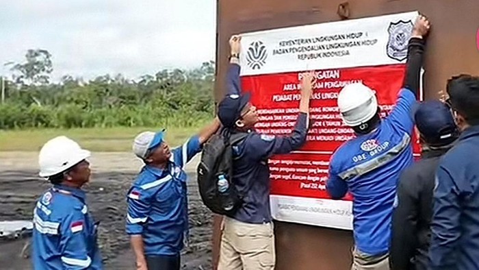 Petugas Deputi Penegakan Hukum Lingkungan Hidup (Gakkum LH) memasang papan penghentian kegiatan operasional terhadap dua perusahaan di kawasan Sungai Mahakam terkait dugaan pelanggaran izin lingkungan.