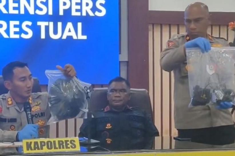 Kapolres Tual AKBP Whansi Des Asmoro memberikan keterangan pers terkait penanganan kasus meninggalnya seorang siswa madrasah yang diduga menjadi korban kekerasan oknum Brimob.