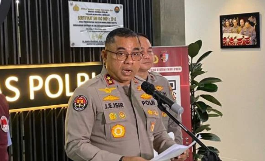 Kadiv Humas Polri Irjen Pol Johnny Eddizon Isir memberikan keterangan di Mabes Polri, Minggu (15/2/2026), terkait permohonan maaf institusi atas dugaan penganiayaan oleh anggota Brimob terhadap remaja berinisial AT (14).