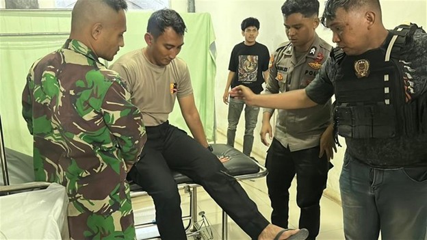 Kapolres Tual AKBP Whansi Des Asmoro menjalani perawatan medis di RSUD Karel Sadsuitubun, Langgur, setelah mengalami luka akibat terkena anak panah saat mengamankan bentrokan antar kelompok pemuda di Desa Fiditan, Kota Tual.
