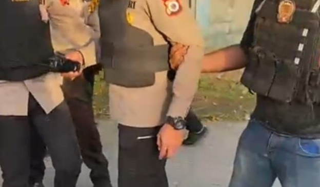 Kapolres Tual AKBP Whansi Des Asmoro mengalami luka setelah terkena anak panah saat mengamankan bentrokan antar kelompok pemuda di Desa Fiditan, Kota Tual.