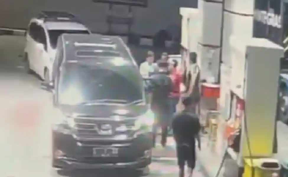 Rekaman CCTV memperlihatkan momen dugaan penganiayaan terhadap pegawai SPBU di Cipinang, Pulogadung, Jakarta Timur. (Foto: Tangkapan layar CCTV SPBU)