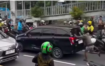 Gunakan Pelat Nomor Palsu, Pengemudi Mobil Ugal-ugalan Tabrak Sejumlah Kendaraan di Gunung Sahari