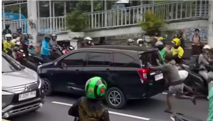 Gunakan Pelat Nomor Palsu, Pengemudi Mobil Ugal-ugalan Tabrak Sejumlah Kendaraan di Gunung Sahari