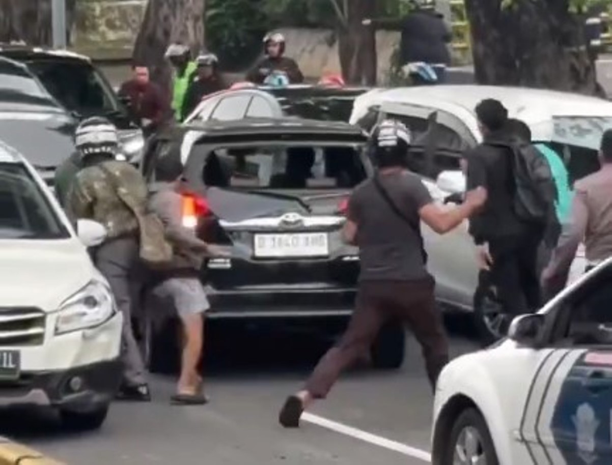 Petugas kepolisian tiba di lokasi untuk mengamankan pengemudi dan mengendalikan situasi di Jalan Gunung Sahari, Jakarta Pusat.
