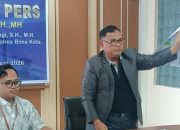 Kuasa hukum mantan Kasatresnarkoba Polres Bima Kota AKP Malaungi saat memberikan keterangan kepada awak media.