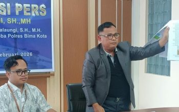 Kuasa hukum mantan Kasatresnarkoba Polres Bima Kota AKP Malaungi saat memberikan keterangan kepada awak media.