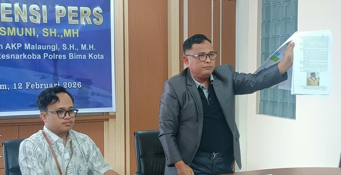 Kuasa hukum mantan Kasatresnarkoba Polres Bima Kota AKP Malaungi saat memberikan keterangan kepada awak media.