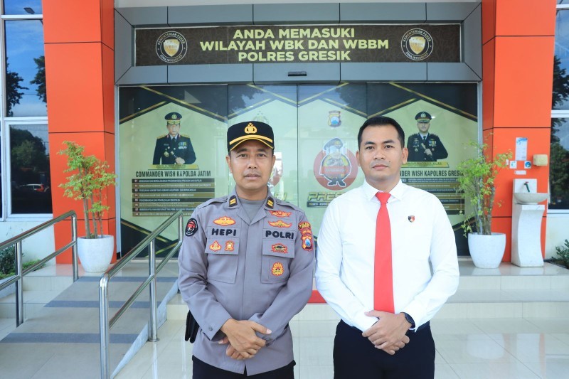Kasatreskrim Polres Gresik AKP Arya Widjaya memberikan keterangan terkait penanganan kasus dugaan kekerasan terhadap anak serta pendampingan psikologis bagi korban.
