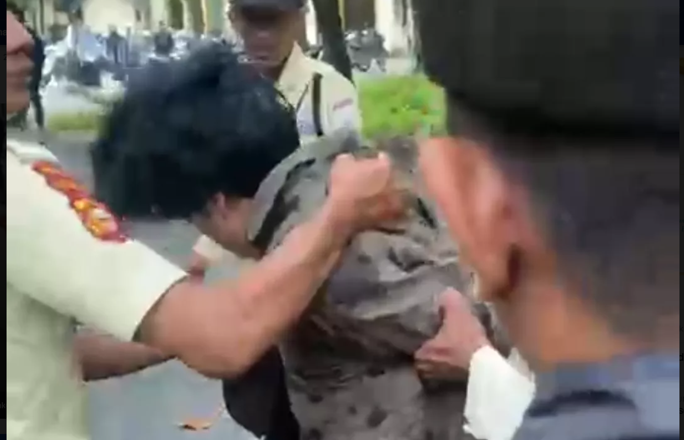 Pelaku penyerangan mahasiswi di UIN Suska Riau diamankan petugas usai kejadian, Kamis (26/2).