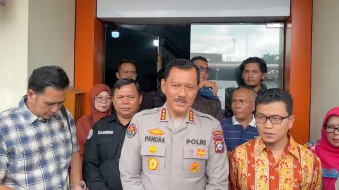 Kabid Humas Polda Riau Kombes Zahwani Pandra Arsyad memberikan keterangan pers di Kampus UIN Suska Riau terkait insiden penyerangan.