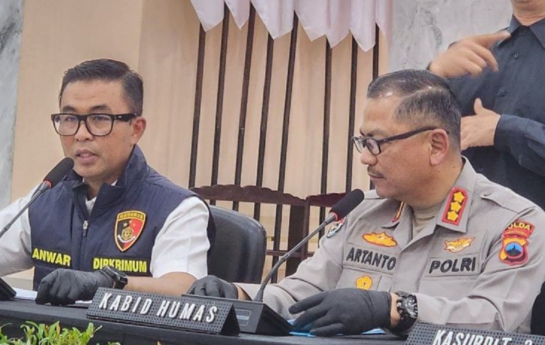 Direktur Reserse Kriminal Umum Polda Jawa Tengah Kombes Pol Anwar Nasir didampingi Kabid Humas Polda Jateng saat memberikan keterangan pers terkait penangkapan enam debt collector di Semarang.