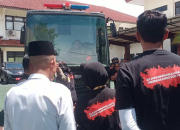 Sidang Botok Cs di PN Pati Ditunda, Terdakwa Bakar Berkas hingga Istri Hadang Mobil Tahanan