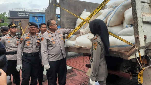 Kapolresta Samarinda Kombes Pol Hendri Umar menunjukkan barang bukti minuman keras tradisional jenis cap tikus yang diamankan dalam Operasi Pekat Mahakam 2026 di Mapolresta Samarinda.