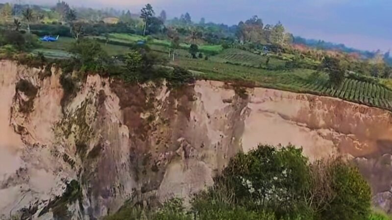 Kondisi area terdampak gerakan tanah yang membentuk lubang besar di Kecamatan Ketol, Aceh Tengah, terpantau dari udara dan mendekati jalur akses jalan masyarakat.