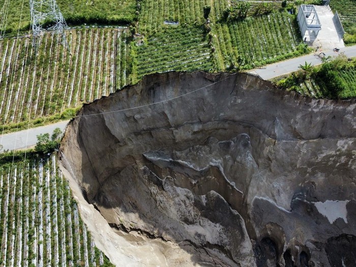 Area longsoran tanah yang membentuk cekungan besar di wilayah Ketol, Aceh Tengah, terlihat meluas dan mengancam lahan pertanian serta akses jalan di sekitarnya.