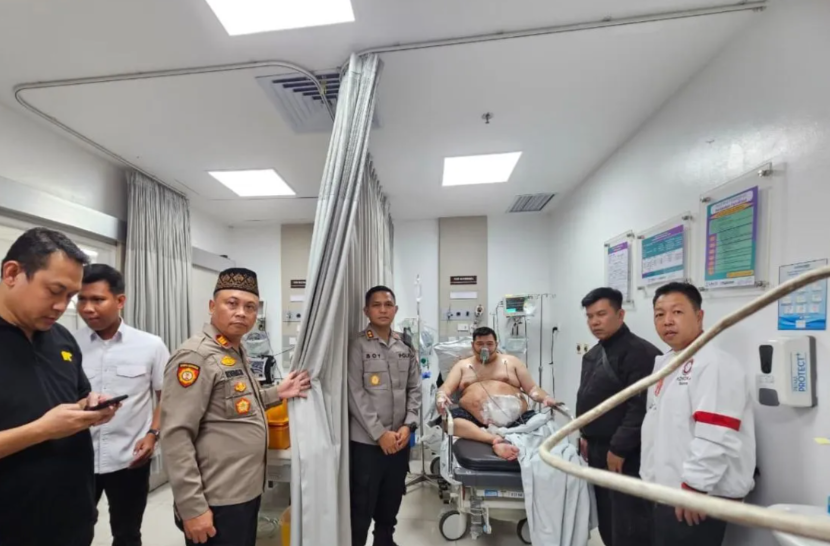 Kapolres Tangerang Selatan AKBP Boy Jumalolo bersama jajaran meninjau kondisi advokat korban penusukan yang diduga dilakukan debt collector saat dirawat di RSUD Kabupaten Tangerang.