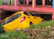 Diduga Hindari Tanggung Jawab Usai Kecelakaan, Mobil Dikemudikan Oknum Aparat Masuk Kali di Karawang