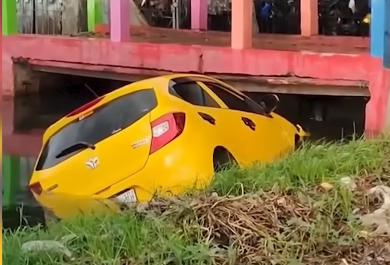 Mobil yang diduga terlibat kecelakaan tabrak lari terperosok ke aliran Kali Apor di wilayah Rengasdengklok, Karawang, Sabtu (31/1/2026).