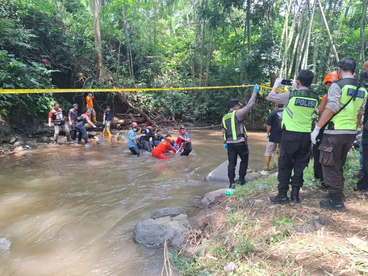 Proses evakuasi jasad perempuan yang ditemukan dengan kondisi tangan terikat kawat dan mulut tersumpal di Sungai Jilu, Kabupaten Malang.