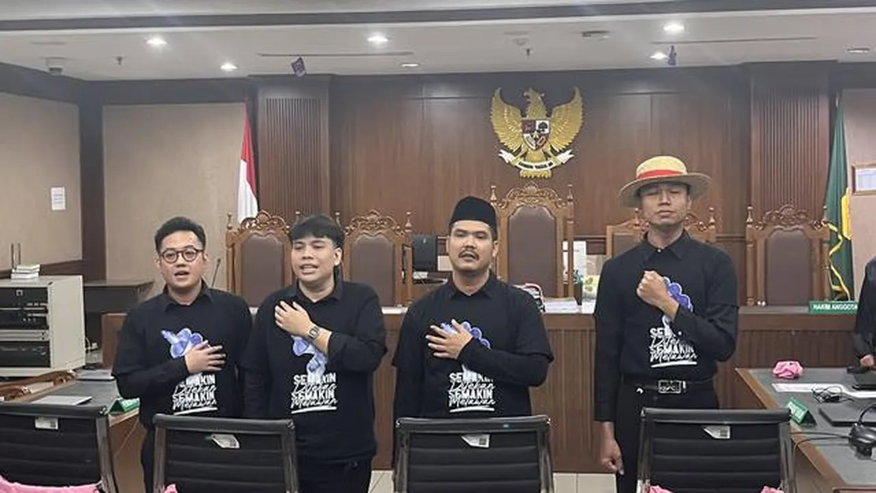 Delpedro Marhaen bersama tiga terdakwa lainnya saat berada di ruang sidang Pengadilan Negeri Jakarta Pusat menjelang pembacaan vonis dalam perkara dugaan penghasutan.