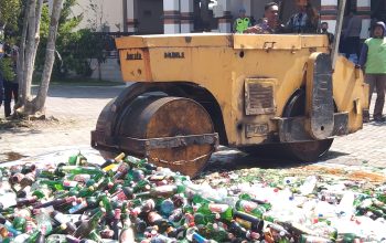 Jaga Demak Kota Wali, Polres Demak Musnahkan Ribuan Botol Miras