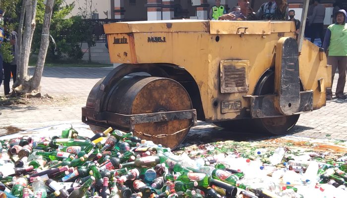 Jaga Demak Kota Wali, Polres Demak Musnahkan Ribuan Botol Miras