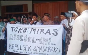 Kapolsek Genuk Bersama Masyarakat Tutup Toko Penjual Miras di Bulan Ramadhan