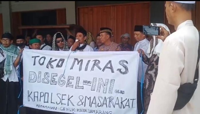 Kapolsek Genuk Bersama Masyarakat Tutup Toko Penjual Miras di Bulan Ramadhan