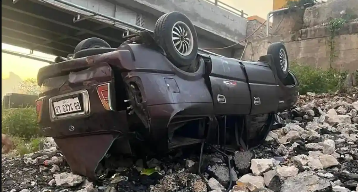 Mobil pribadi terbalik setelah mengalami kecelakaan tunggal di Jembatan Porsea, Kabupaten Toba, Senin (23/3/2026) dini hari. Sopir dan empat penumpang mengalami luka-luka dan dirawat di RSUD Porsea.