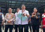 Otoritas Jasa Keuangan (OJK) bersama Koordinator Pengawas Penyidik Pegawai Negeri Sipil (Korwas PPNS) Bareskrim Polri memberikan keterangan kepada awak media terkait penggeledahan kantor PT Mirae Asset Sekuritas Indonesia di kawasan Senayan, Jakarta.