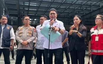 Otoritas Jasa Keuangan (OJK) bersama Koordinator Pengawas Penyidik Pegawai Negeri Sipil (Korwas PPNS) Bareskrim Polri memberikan keterangan kepada awak media terkait penggeledahan kantor PT Mirae Asset Sekuritas Indonesia di kawasan Senayan, Jakarta.