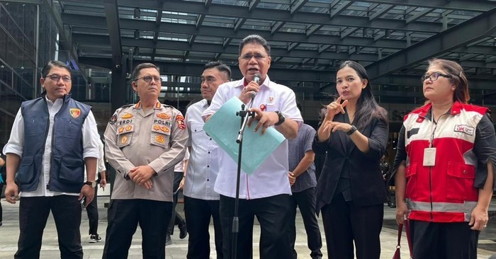 Otoritas Jasa Keuangan (OJK) bersama Koordinator Pengawas Penyidik Pegawai Negeri Sipil (Korwas PPNS) Bareskrim Polri memberikan keterangan kepada awak media terkait penggeledahan kantor PT Mirae Asset Sekuritas Indonesia di kawasan Senayan, Jakarta.