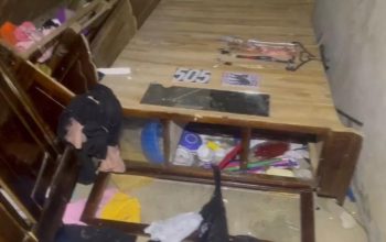 Rumah warga di Jeneponto dirusak massa akibat dugaan perselingkuhan.