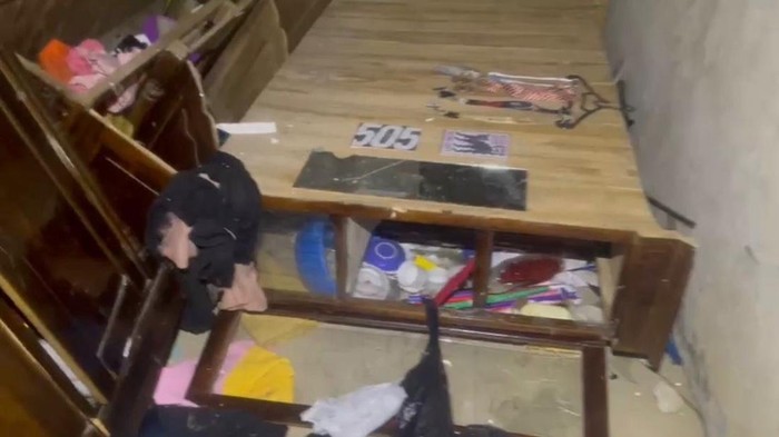 Rumah warga di Jeneponto dirusak massa akibat dugaan perselingkuhan.