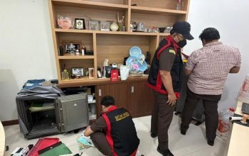 Tim penyidik tindak pidana khusus Kejaksaan Tinggi Kalimantan Timur (Kejati Kaltim) melakukan penggeledahan di Kantor Dinas Energi dan Sumber Daya Mineral (ESDM) Kaltim terkait penyelidikan dugaan korupsi di sektor pertambangan.