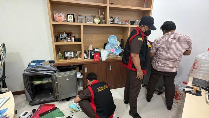Tim penyidik tindak pidana khusus Kejaksaan Tinggi Kalimantan Timur (Kejati Kaltim) melakukan penggeledahan di Kantor Dinas Energi dan Sumber Daya Mineral (ESDM) Kaltim terkait penyelidikan dugaan korupsi di sektor pertambangan.
