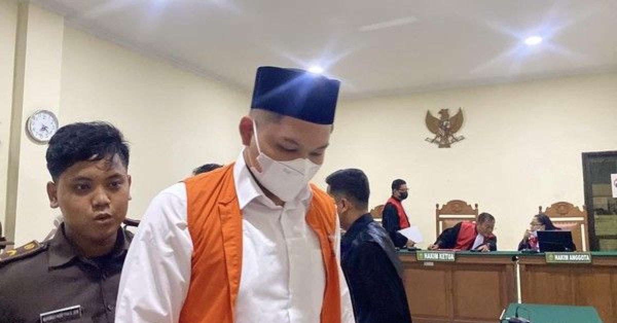 Terdakwa Chiko Radityatama Agung Putra saat berada di Pengadilan Negeri Semarang, Kecamatan Semarang Barat, Kota Semarang. Chiko divonis 1 tahun penjara setelah terbukti mengedit foto sejumlah temannya menjadi konten pornografi menggunakan teknologi AI dan menyebarkannya di internet.