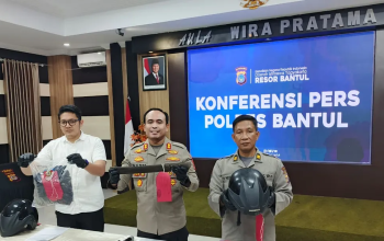 Kapolres Bantul AKBP Bayu Puji Hariyanto menunjukkan golok yang menjadi barang bukti dalam kasus pembunuhan di Bantul saat konferensi pers di Mapolres Bantul, Rabu (11/3/2026).