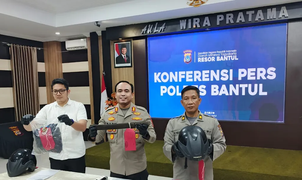 Kapolres Bantul AKBP Bayu Puji Hariyanto menunjukkan golok yang menjadi barang bukti dalam kasus pembunuhan di Bantul saat konferensi pers di Mapolres Bantul, Rabu (11/3/2026).