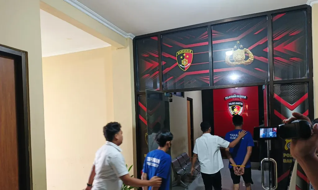 Dua tersangka kasus pembunuhan di Bantul digiring petugas kepolisian saat berada di Mapolres Bantul, Daerah Istimewa Yogyakarta, Rabu (11/3/2026).