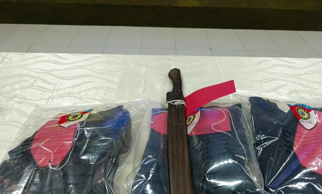 Golok yang digunakan pelaku dalam kasus pembunuhan di Bantul ditunjukkan sebagai barang bukti dalam konferensi pers di Mapolres Bantul, Daerah Istimewa Yogyakarta, Rabu (11/3/2026).