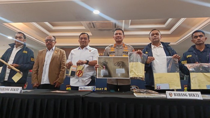 Foto: Polda Metro Jaya menunjukkan barang bukti saat merilis kasus pembunuhan pensiunan JICT, Ermanto Usman, dalam konferensi pers di Jakarta.