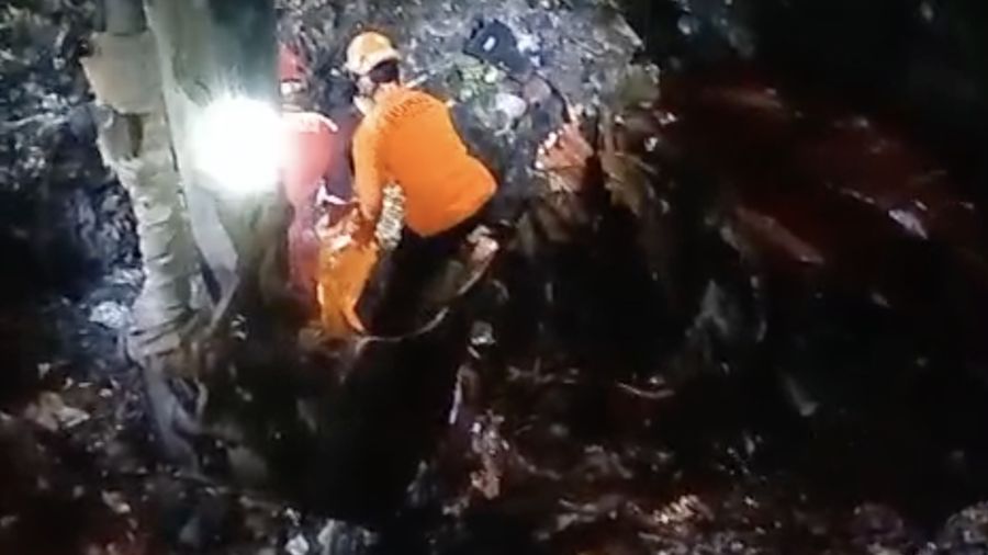 Petugas SAR gabungan melakukan proses pencarian dan evakuasi korban di lokasi longsor gunungan sampah TPST Bantar Gebang, Bekasi.